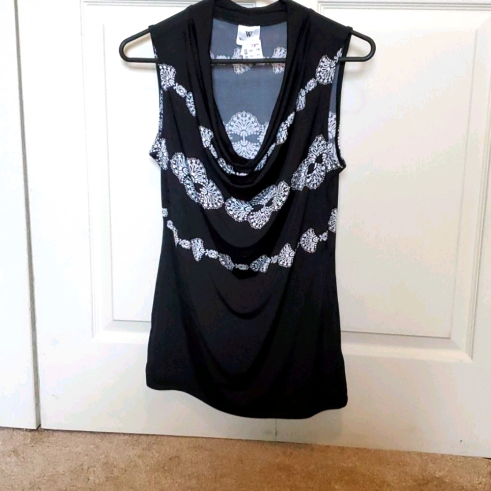 Sleeveless scoop neck blouse